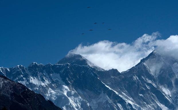 Los sherpas de Nepal preparan la llegada de los alpinistas extranjeros