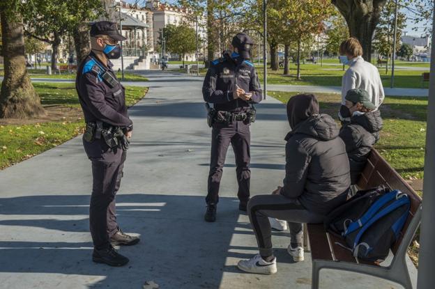 Más advertencias que multas por no llevar mascarilla en Santander