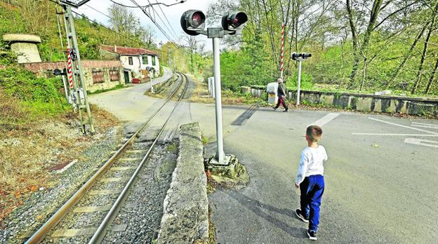 Adif proyecta suprimir un paso a nivel y conectar Cabezón y Reocín con un puente