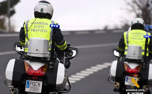 Un conductor fuma un porro de marihuana por la ventanilla y el olor llega a los motoristas de Tráfico que iban detrás