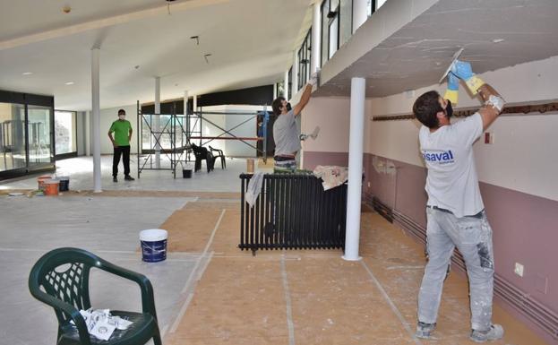 Reforma del interior del histórico centro social La Rasilla de Los Corrales