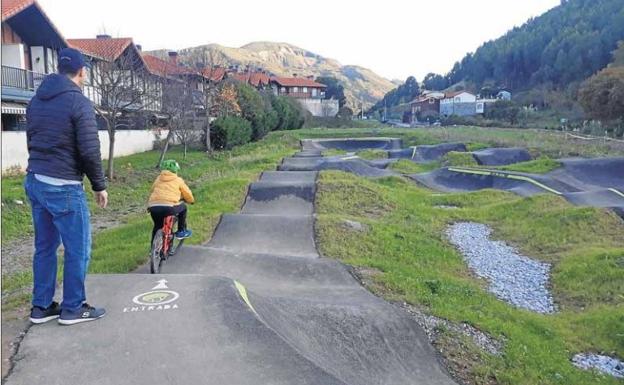 Comienza la adquisición de mobiliario para urbanizar la pista de impulso de Castro y su entorno