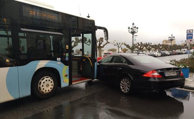 Accidente múltiple en el túnel de Tetuán y choque entre un autobús y un turismo en el Paseo de Pereda