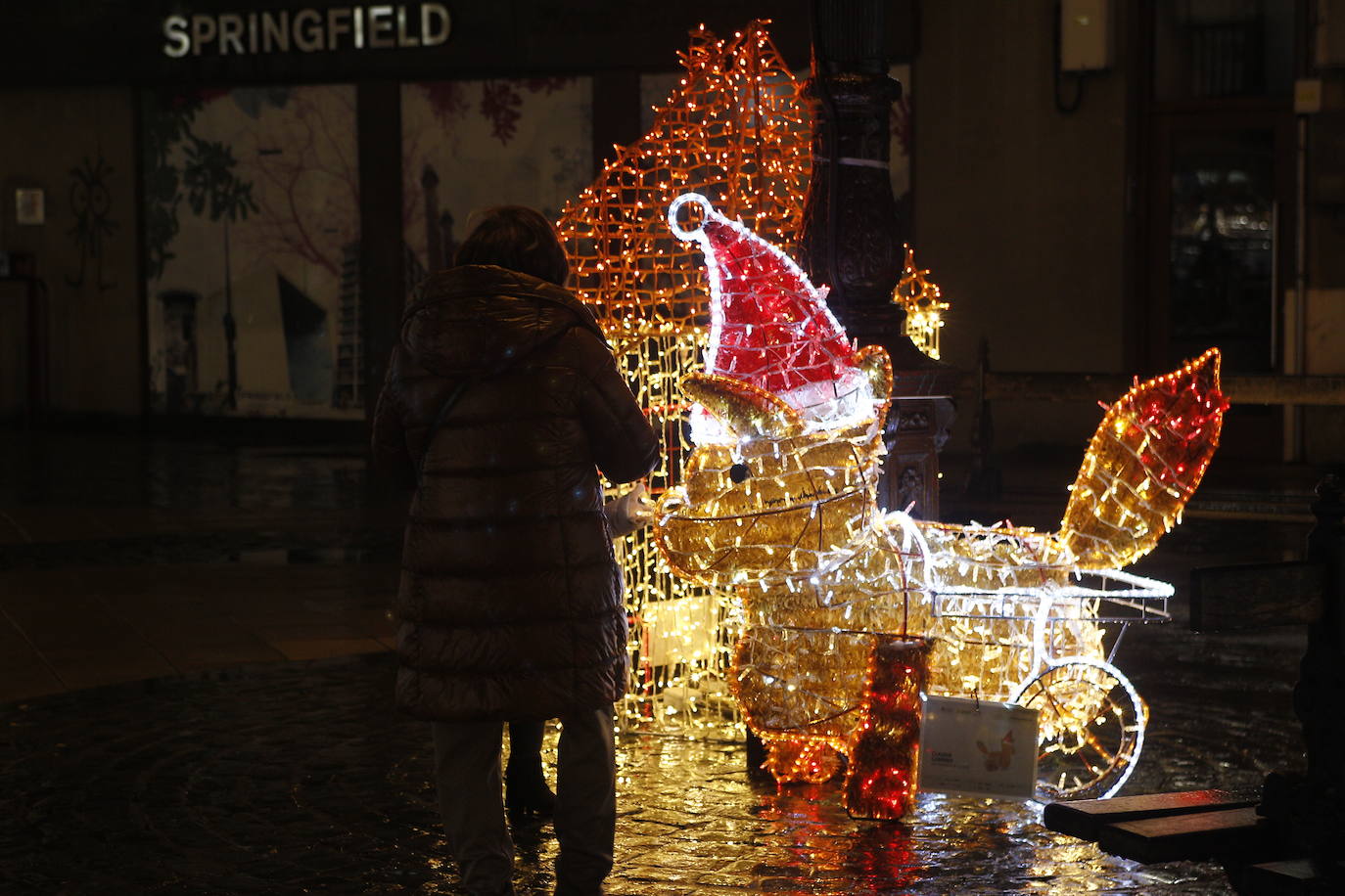 Las luces navideñas iluminan las calles de Torrelavega