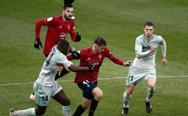 El Betis agrava la crisis de Osasuna