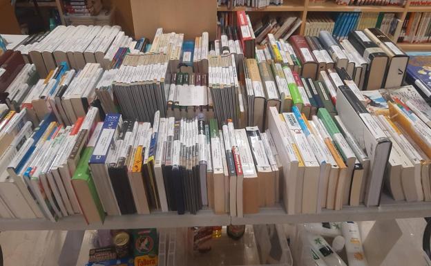 Libros a cambio de alimentos en Santa Cruz de Bezana