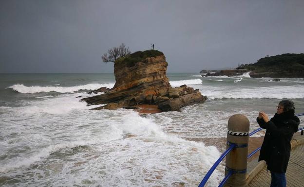 Ernest deja en Cantabria las mayores trombas de agua de España y vientos de hasta 100 kilómetros por hora