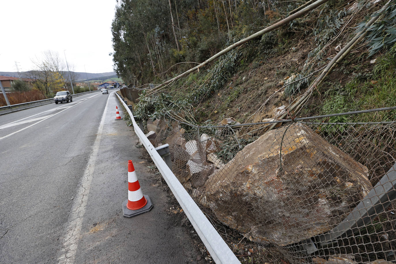 El temporal inunda calles y garajes en Camargo