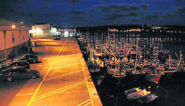 La Cofradía de Pescadores de San Vicente reclama la mejora de la iluminación del puerto