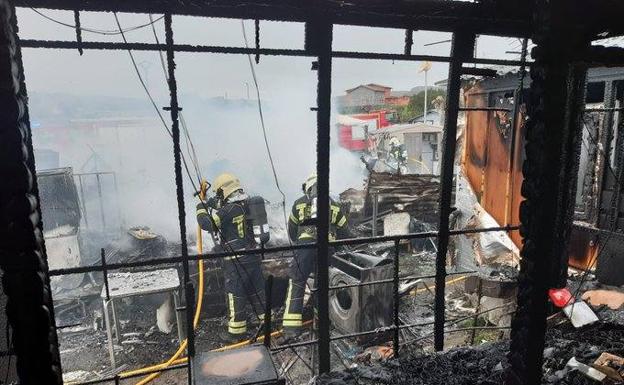 Un incendio en el camping de Ajo calcina media docena de bungalós