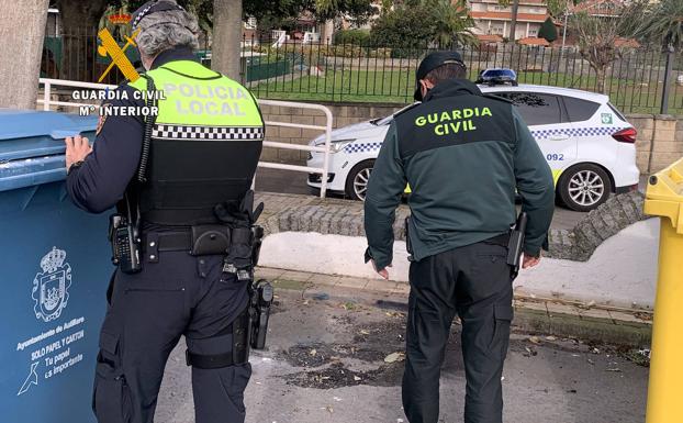 La Guardia Civil detiene a los presuntos autores de la quema de 31 contenedores de basura