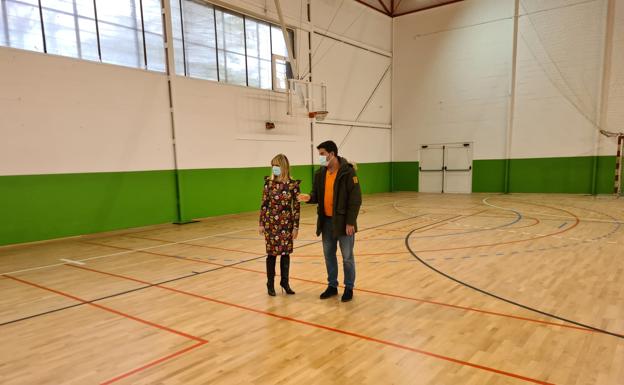 Piélagos renueva el suelo del polideportivo de Renedo dañado por las lluvias de marzo