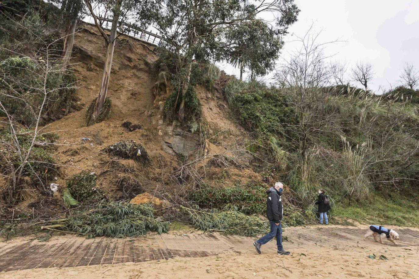 Un desprendimiento en el talud de Reina Victoria cae sobre la playa de Los Peligros