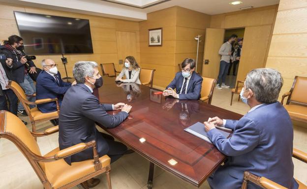 El PP desvela que Illa comió con diez personas más en la Filmoteca en plena restricción a la hostelería
