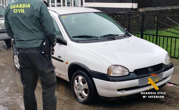 Detenido un joven sin carné que cogía un coche aparcado, lo usaba unas horas y lo devolvía