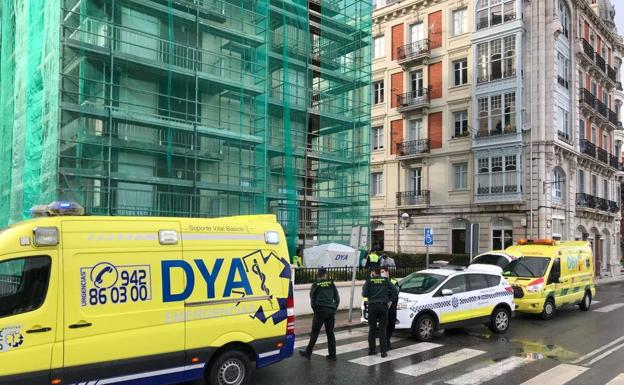 Fallece un trabajador al precipitarse de un andamio en un edificio en Castro Urdiales