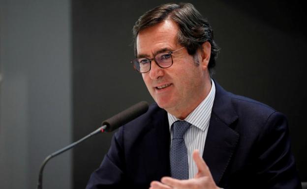 La CEOE rechaza subir el salario mínimo «con la que está cayendo»