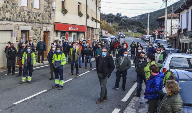 Vecinos de Vega de Liébana salen a la calle en protesta por el cierre de la oficina bancaria