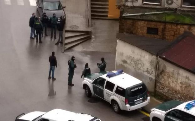 Operativo de la Guardia Civil en el local de una asociación cannábica en Solares