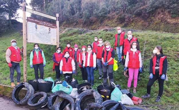 Cruz Roja Cantabria realiza una actividad contra la basuraleza en Liébana