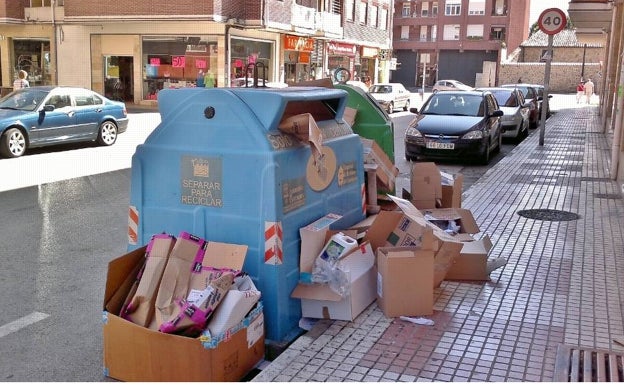 Los Corrales duplica la frecuencia de recogida de residuos en varias zonas