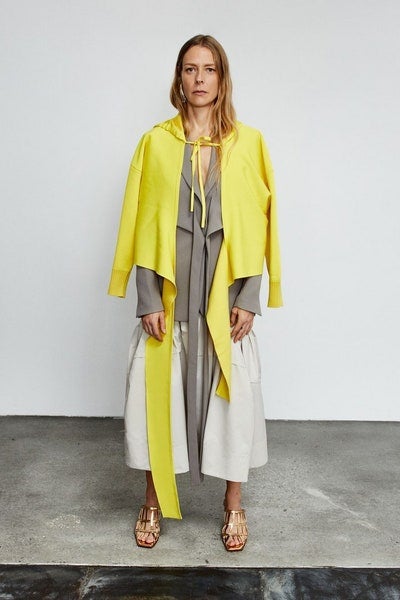 Los colores 'Ultimate Gray' y el 'Yellow Illuminating' en los armarios de la moda