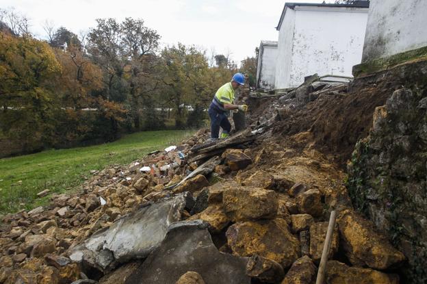 Comienzan las obras de reparación del muro del cementerio de Geloria caído por las lluvias