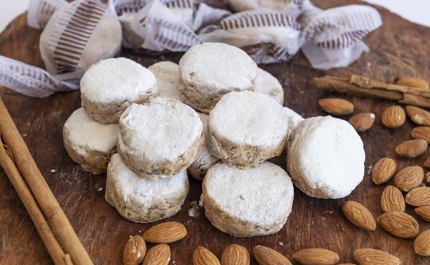 Hoy hacemos en casa polvorones de almendra y chocolate