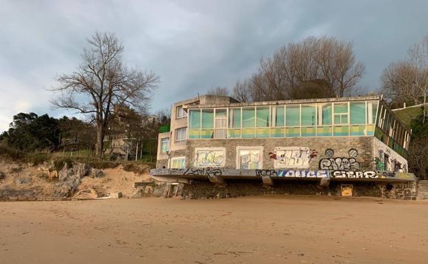 Los temporales 'descalzan' el viejo edificio de La Horadada y sueltan una boya en la bahía