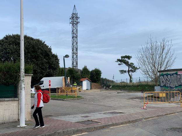 La polémica antena de telefonía de Somo ya está instalada a falta de las conexiones