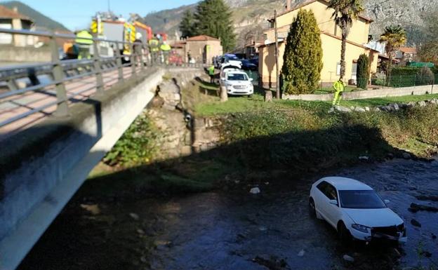 Dos jóvenes salen huyendo tras caer su coche desde la N-611 al río Mortera en Los Corrales