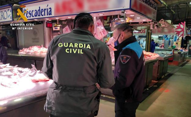 La Guardia Civil inspecciona la venta de pescado y marisco para garantizar su origen y buen estado