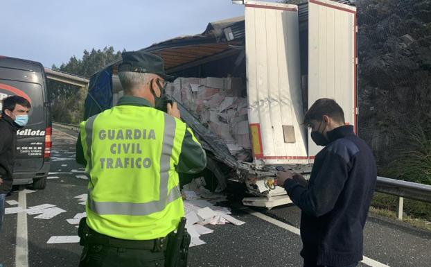 Un choque entre dos camiones en Los Corrales atasca la A-67 en sentido Santander