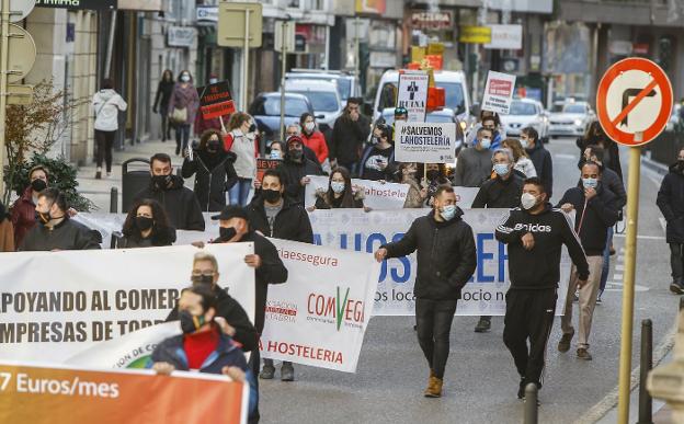 Hosteleros y taxistas salen a la calle para reclamar el pago de las ayudas