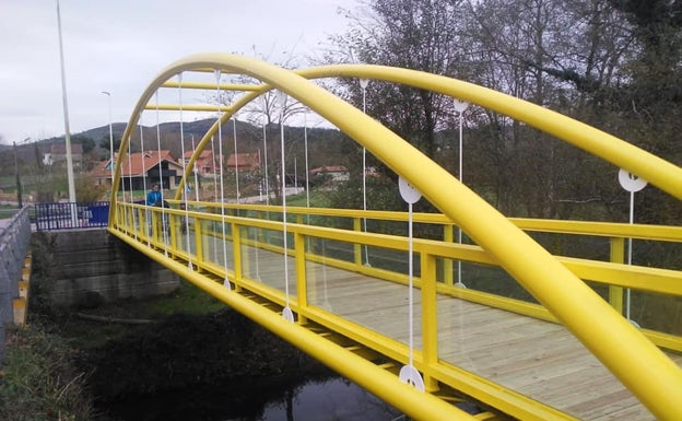 La pasarela del barrio La Brena de Entrambasaguas ya luce como nueva