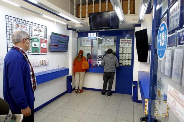 La venta de lotería para el sorteo de Navidad de mañana cae en torno al 30% en Cantabria