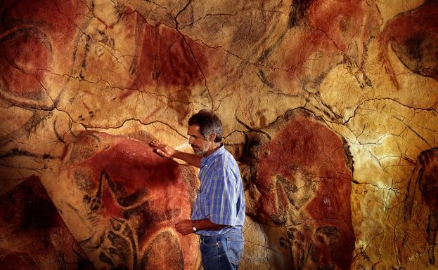 La Sociedad Prehistórica de Cantabria premia al fotógrafo del arte rupestre Pedro Saura