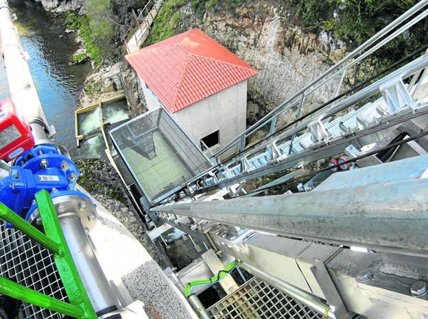 Los salmones del Nansa ya utilizan el ascensor de la presa de Palombera