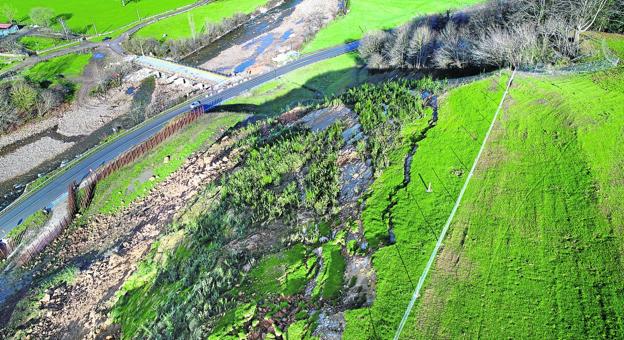 El argayo de Ruente está «controlado», aunque la tierra siga deslizándose