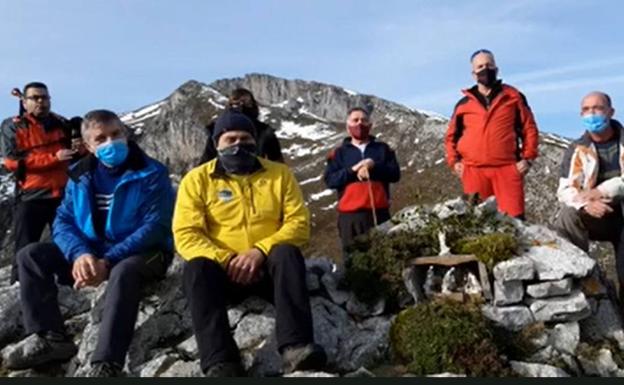 Un grupo de montañeros felicita las fiestas desde el Pico Paña