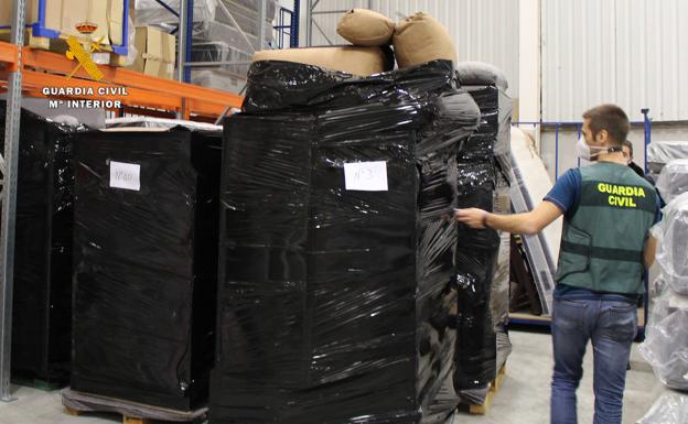 Cae una banda que ha vendido muebles en fraude por medio millón de euros tras estafar a una empresa