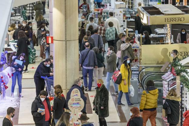 Ni la lluvia ni el covid detienen las compras de última hora