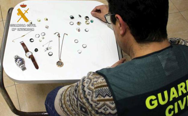 Detenida por robar joyas y más de 11.000 euros en metálico a una anciana de Suances