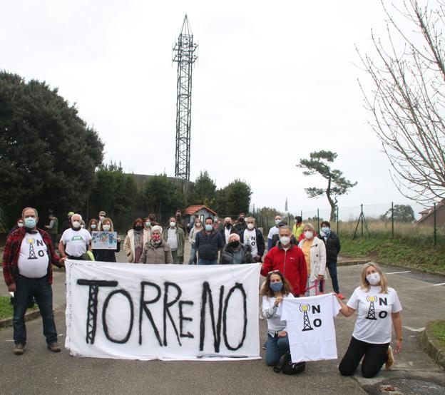 Vecinos de Somo vuelven a manifestarse en contra de la nueva antena de telefonía