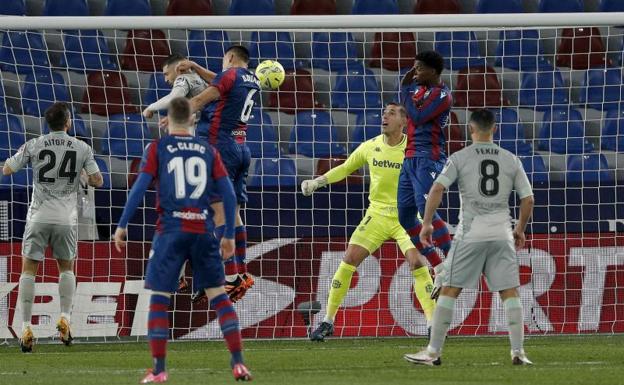 El Levante pasó de la goleada a pedir la hora ante el Betis