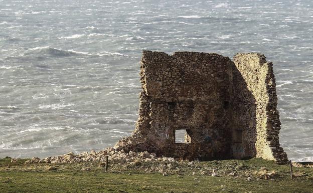 El temporal pega un mordisco a una de las paredes de la torre medieval de San Telmo