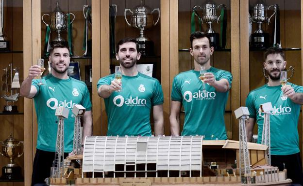 Los capitanes del Racing recuerdan a los aficionados que se ha llevado la pandemia