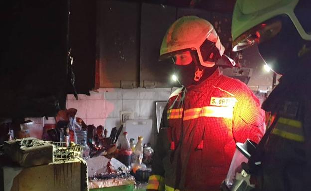 Bomberos del 112 extinguen un incendio en una vivienda de Reinosa