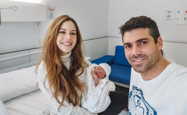 Diego, el primer niño nacido en 2021 en Cantabria