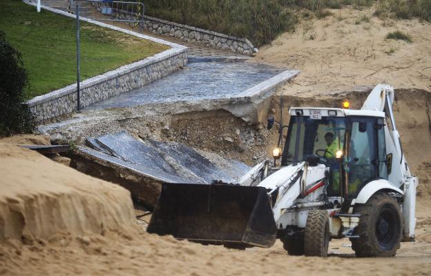 El temporal provoca nuevos daños en los accesos a la playa de Los Peligros